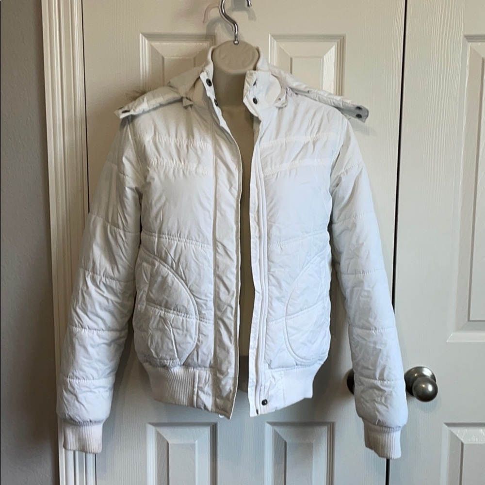 White puffer jacket with “fur” trim hood
